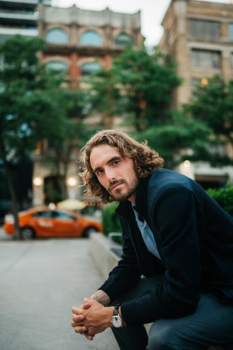 包含法网险胜美网，西西帕斯刷新纪录的词条