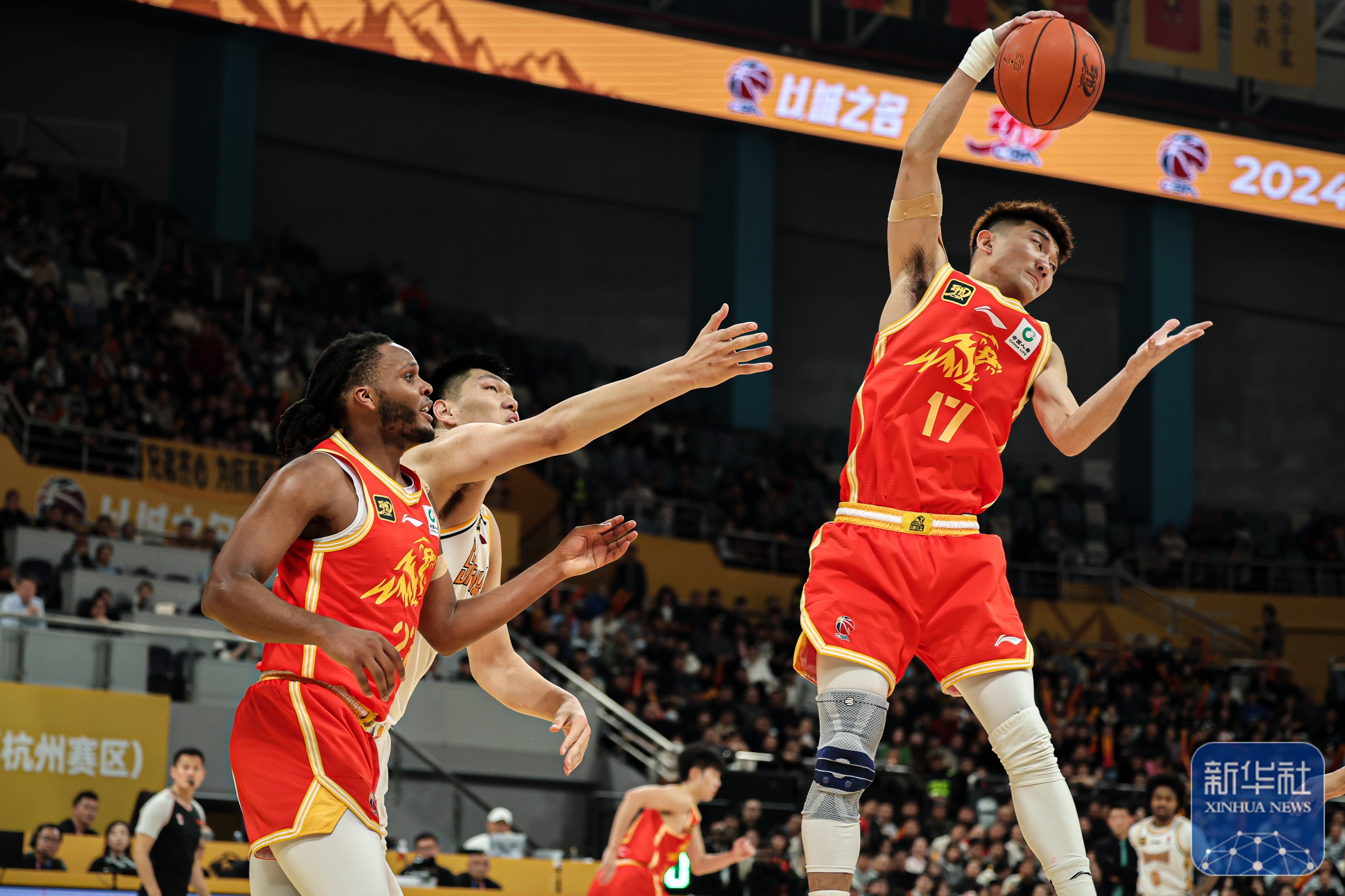 湖人横扫天津队，孙铭徽点燃赛场